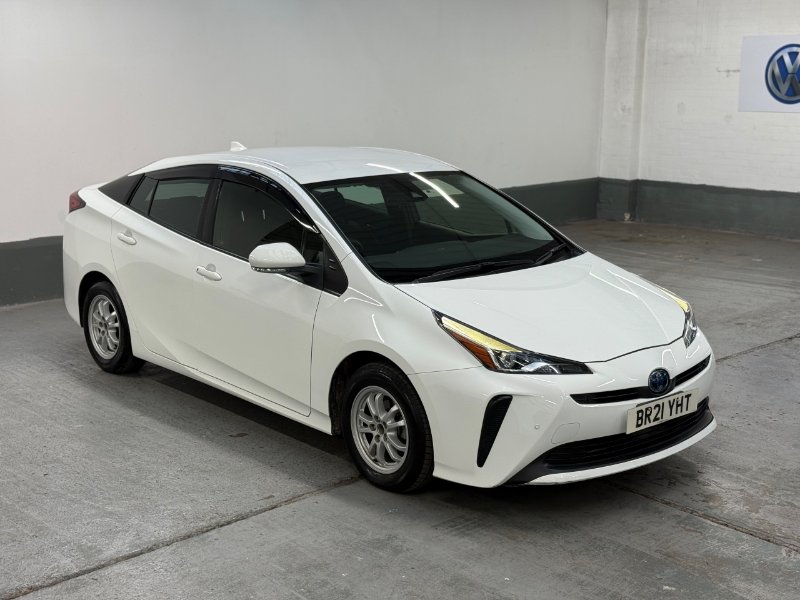 White Toyota Prius 1.8 hatchback 4dr Petrol Hybrid CVT 120 g/km 70 bhp